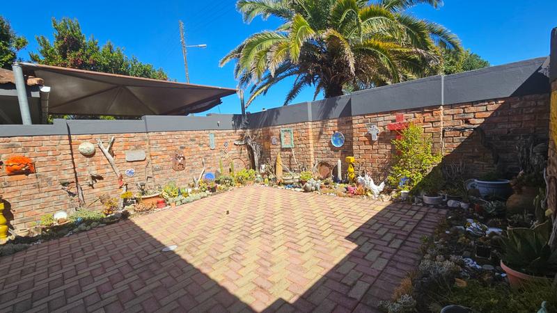 6 Bedroom Property for Sale in Fraaiuitsig Western Cape